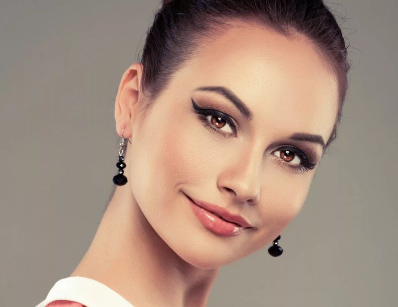 Maquillage élégant avec des flèches pour le travail. Maquillage élégant avec des flèches pour le travail.