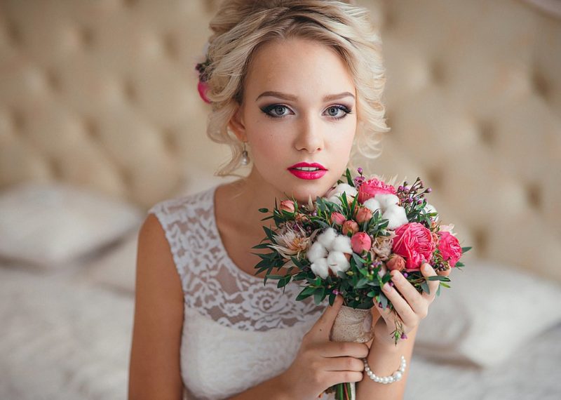 Maquillage de mariage avec des lèvres brillantes pour les blondes Maquillage de mariage pour les blondes aux lèvres brillantes