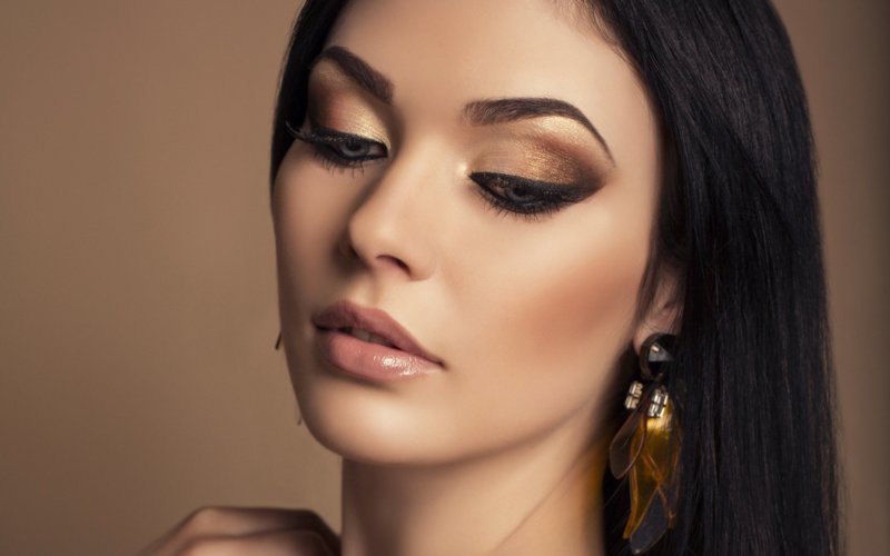 Maquillage du Nouvel An dans des couleurs douces avec des flèches Maquillage du Nouvel An dans des couleurs douces