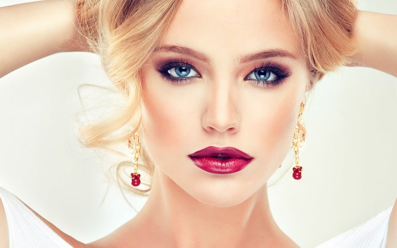 Blond aux yeux bleus avec rouge à lèvres vif Blond aux yeux bleus avec rouge à lèvres vif