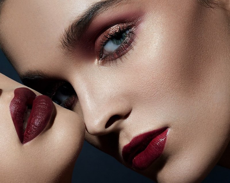 Filles avec des lèvres rouge foncé Filles avec des lèvres rouge foncé