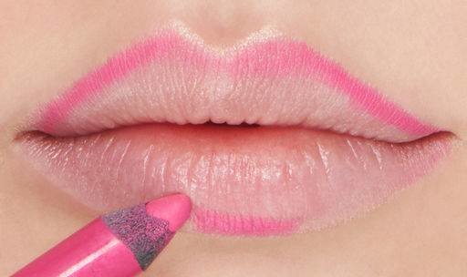 Tracer le contour de la lèvre inférieure avec un crayon Tracer le contour de la lèvre inférieure avec un crayon