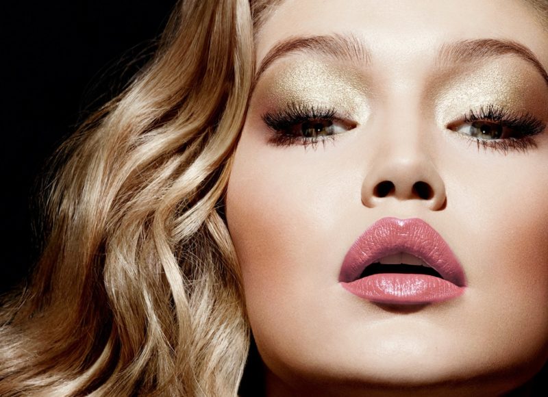 Maquillage doré pour la nouvelle année. Maquillage doré pour la nouvelle année.