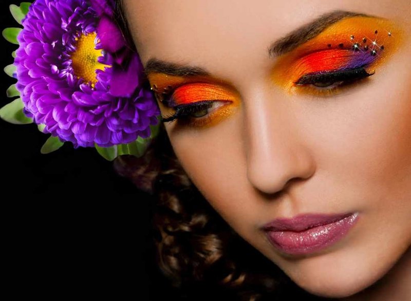 Le maquillage lumineux est idéal pour une fête Le maquillage lumineux est idéal pour une fête