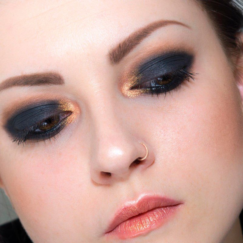 Les yeux brillants soulignent la beauté de la fille Les yeux brillants soulignent la beauté de la fille