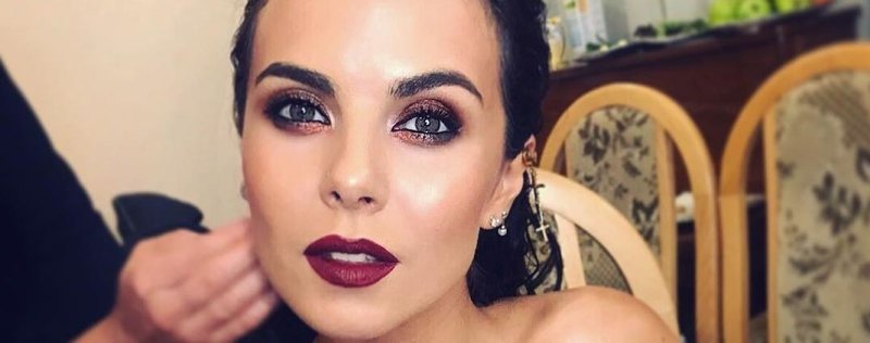 Le maquillage lumineux est idéal pour une fête Le maquillage lumineux est idéal pour une fête