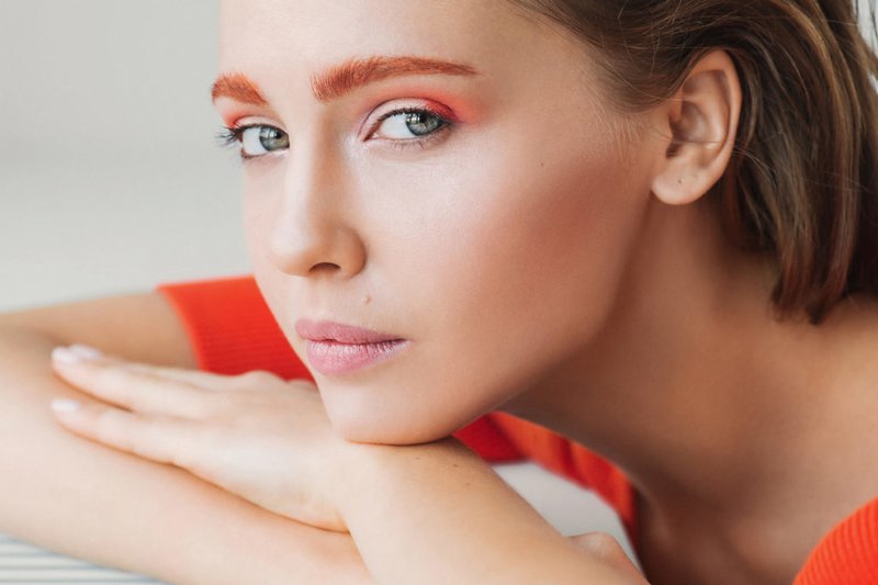 Beau maquillage avec des sourcils brillants Beau maquillage avec des sourcils brillants