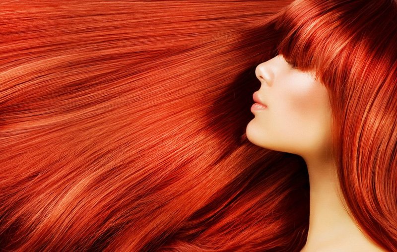 Cheveux teints en rouge Cheveux teints en rouge