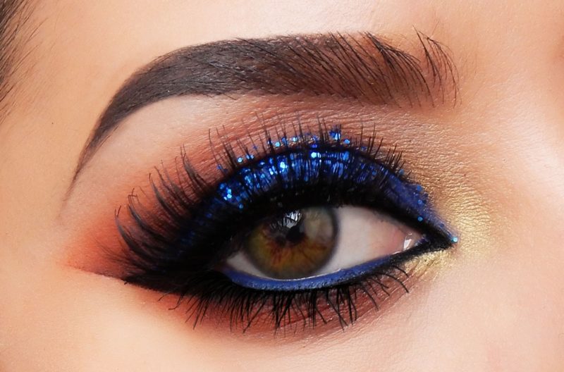 Glace bleue fumée avec des flèches et des paillettes. Glace bleue fumée avec des flèches et des paillettes.