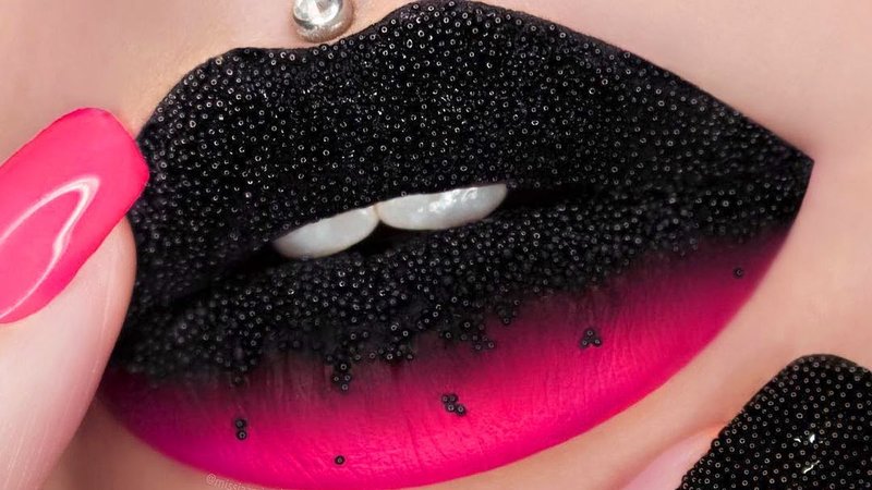 Transition progressive à l'aide de rouge à lèvres et de bouillon mat Transition progressive à l'aide de rouge à lèvres et de bouillon mat