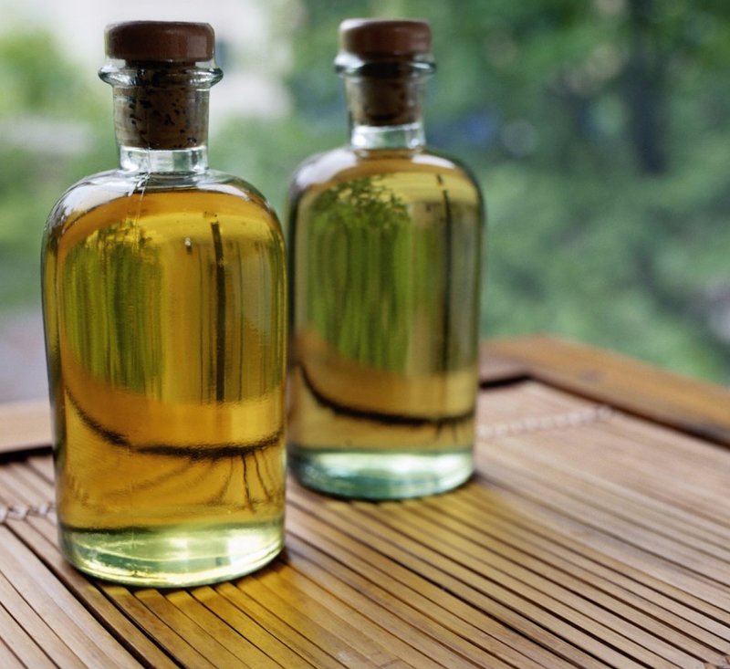 Appliquer de l'huile de bardane sur les cheveux lui donne un éclat naturel Appliquer de l'huile de bardane sur les cheveux lui donne un éclat naturel