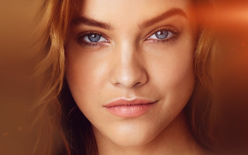 Belle fille aux yeux bleus avec le maquillage dans le style nu