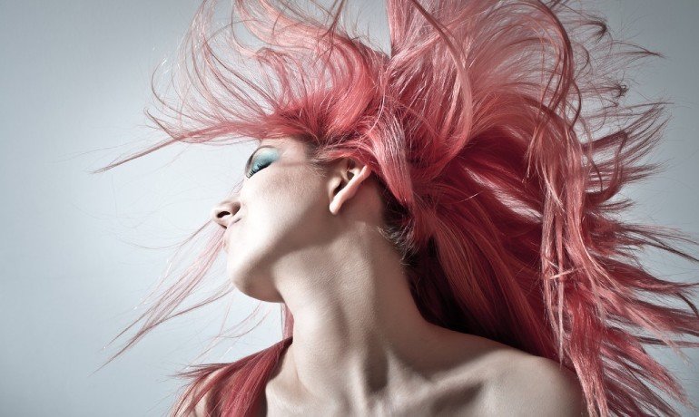 Cheveux teints en rose Cheveux teints en rose