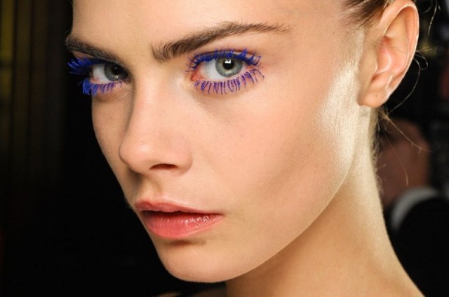 Lorsque vous appliquez un maquillage éclatant, vous utilisez un mascara coloré. Lorsque vous appliquez un maquillage éclatant, vous utilisez un mascara coloré.
