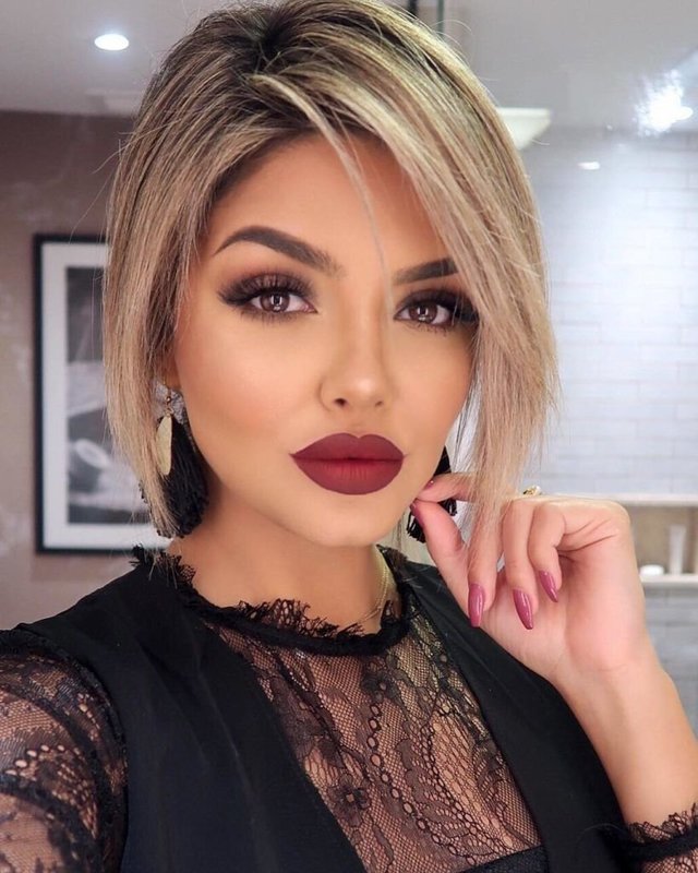 Maquillage brun d'une blonde aux yeux bruns Maquillage brun d'une blonde aux yeux bruns