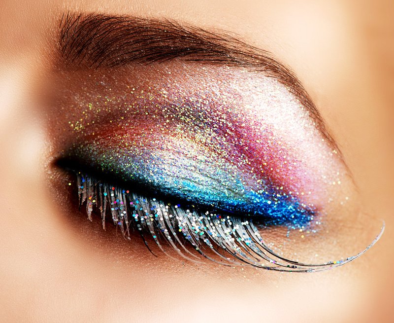 Maquillage multicolore avec des paillettes pour la nouvelle année. Maquillage multicolore avec des paillettes pour la nouvelle année.