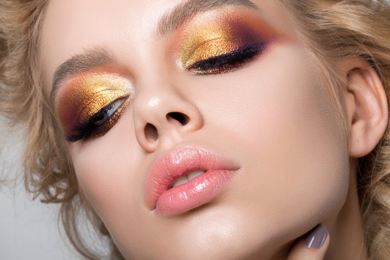 Maquillage lumineux en trois couleurs pour le réveillon du nouvel an Maquillage lumineux en trois couleurs pour le réveillon du nouvel an