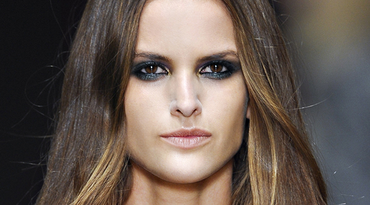 Dans le maquillage japonais, les flèches ne doivent pas nécessairement avoir la même largeur Dans le maquillage japonais, les flèches ne doivent pas nécessairement avoir la même largeur