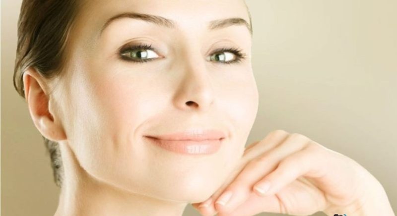 Peau après application d'une crème à l'acide hyaluronique Peau après application d'une crème à l'acide hyaluronique