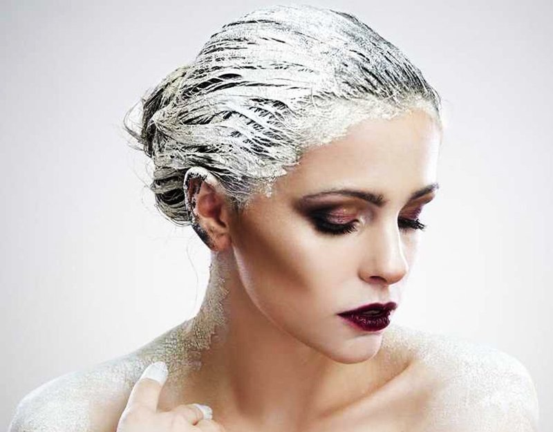 Fille avec un masque d'argile sur ses cheveux Fille avec un masque d'argile sur ses cheveux