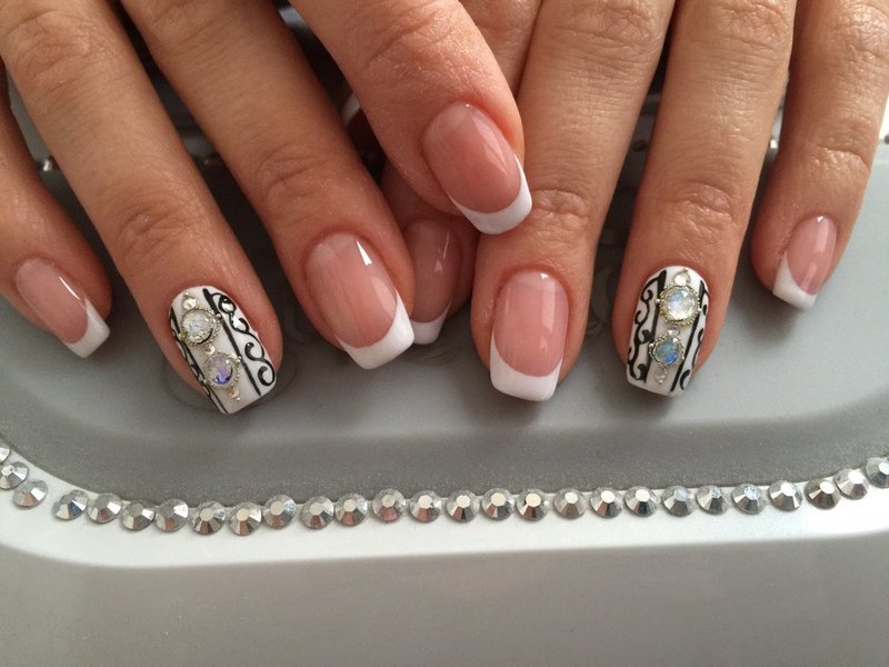 Minimalisme avec strass à la française Minimalisme français