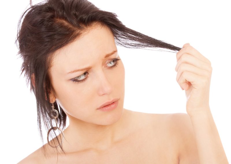 Fille aux cheveux courts, secs et cassants Fille aux cheveux secs, cassants et courts