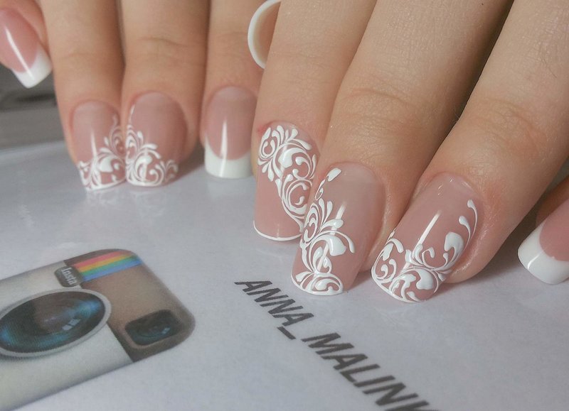 Manucure douce avec un motif blanc.