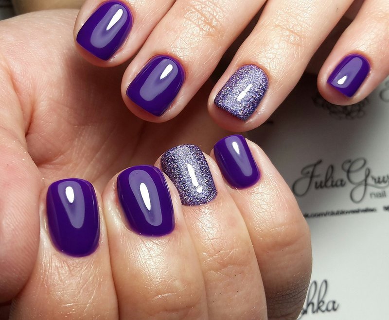 Nail art paillettes Minimalisme avec des paillettes.