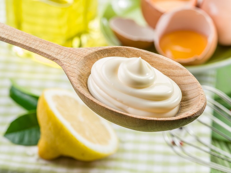 Une cuillerée de mayonnaise maison Une cuillerée de mayonnaise maison