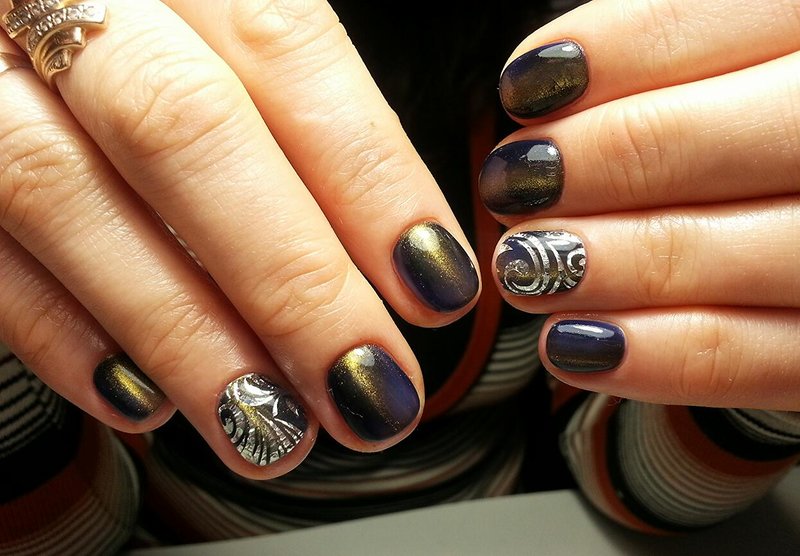 Oeil de chat coloré avec une feuille Oeil de chat