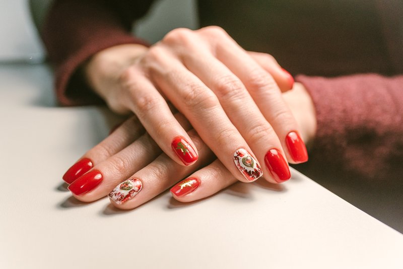 Ongles design avec gomme laque en couleurs rouges: utilisation de la technique de coulée Nail design avec gomme laque dans les couleurs rouges