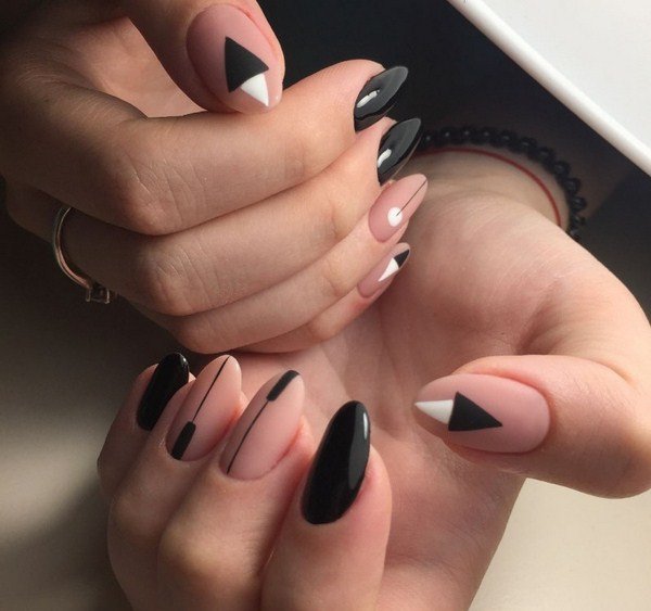 La combinaison de la géométrie nue et noire et blanche