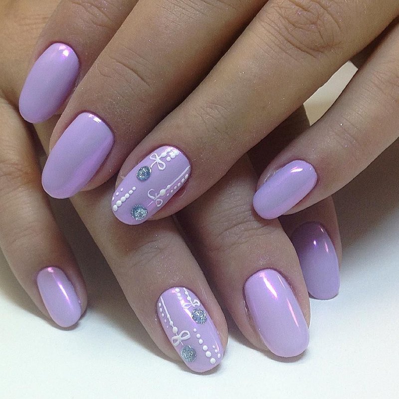 Manucure nue avec gomme laque et pois Manucure nue avec gomme laque et pois