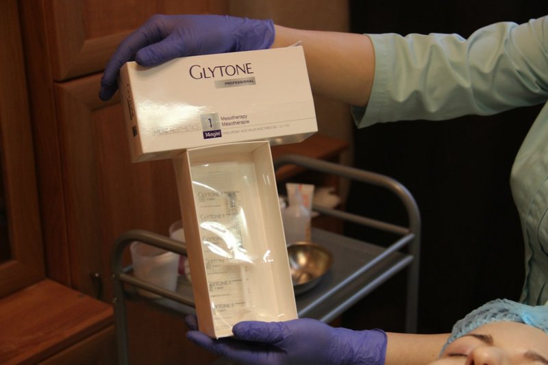 Préparation d'acide hyaluronique avec une seringue individuelle Préparation d'acide hyaluronique avec une seringue individuelle