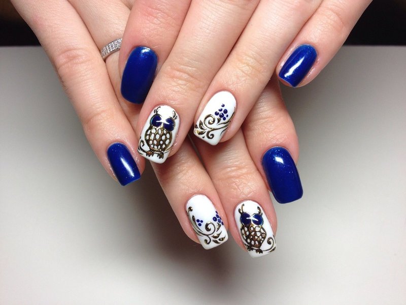 Design minimaliste des ongles avec une feuille Design minimaliste des ongles avec une feuille