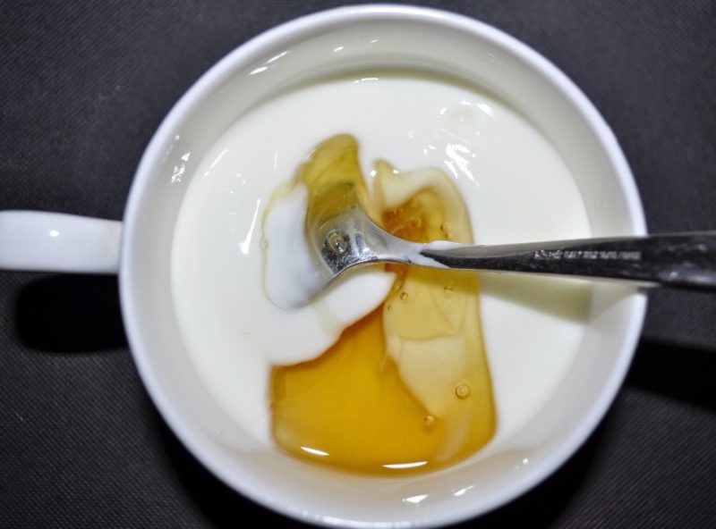 Ajouter du miel à un masque de mayonnaise Ajouter du miel à un masque de mayonnaise