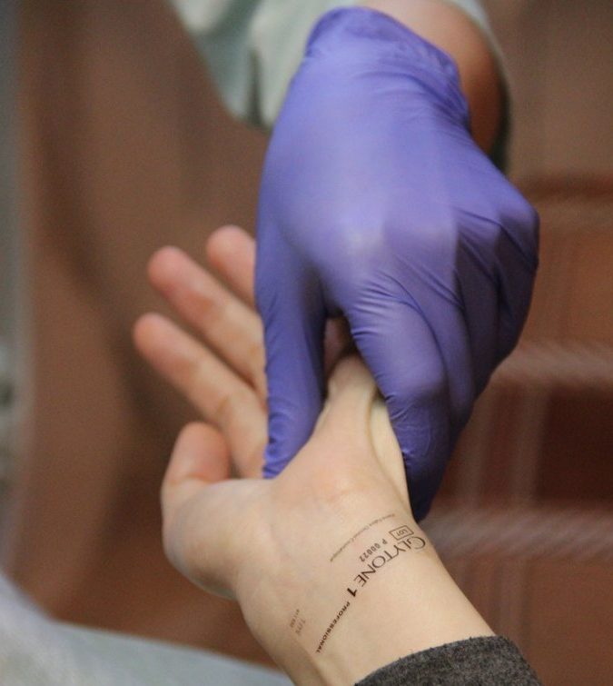 Fixation de l'autocollant avec le nom et la série du médicament Fixation de l'autocollant avec le nom et la série du médicament