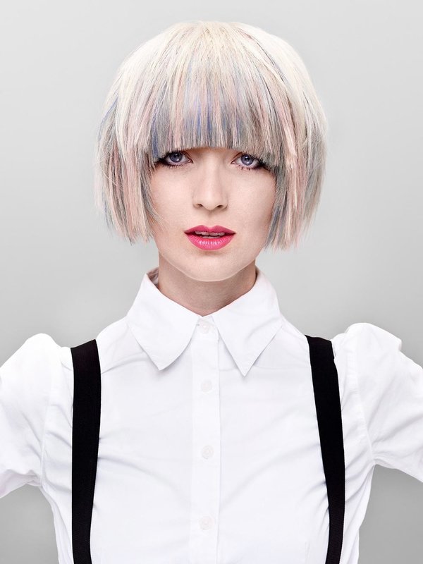 Fille avec une frange en forme d'arc Fille avec une frange en forme d'arc