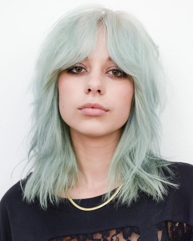 Fille avec double frange oblique Fille avec double frange oblique