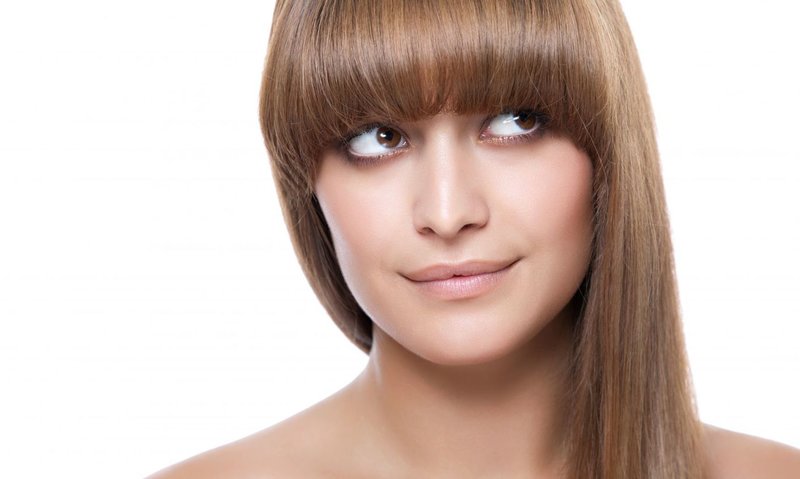 Fille avec une frange arquée Fille avec une frange arquée