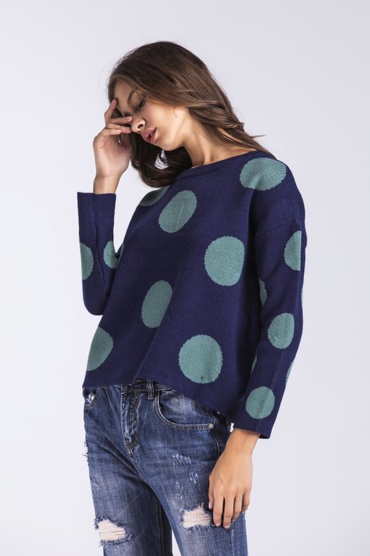Fille dans un pull à pois Fille dans un pull à pois