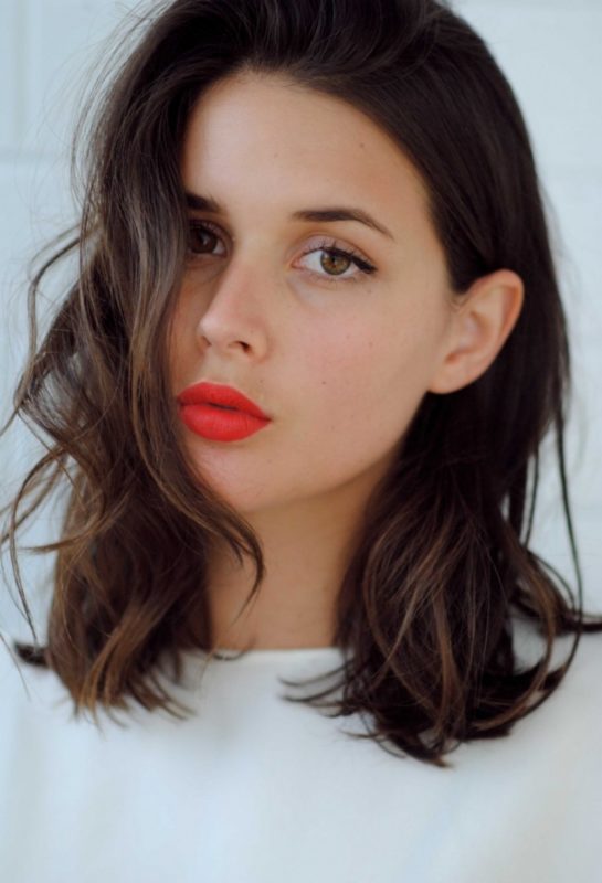 Fille avec une longue frange combinée avec des cheveux moyens Fille avec une longue frange combinée avec des cheveux moyens