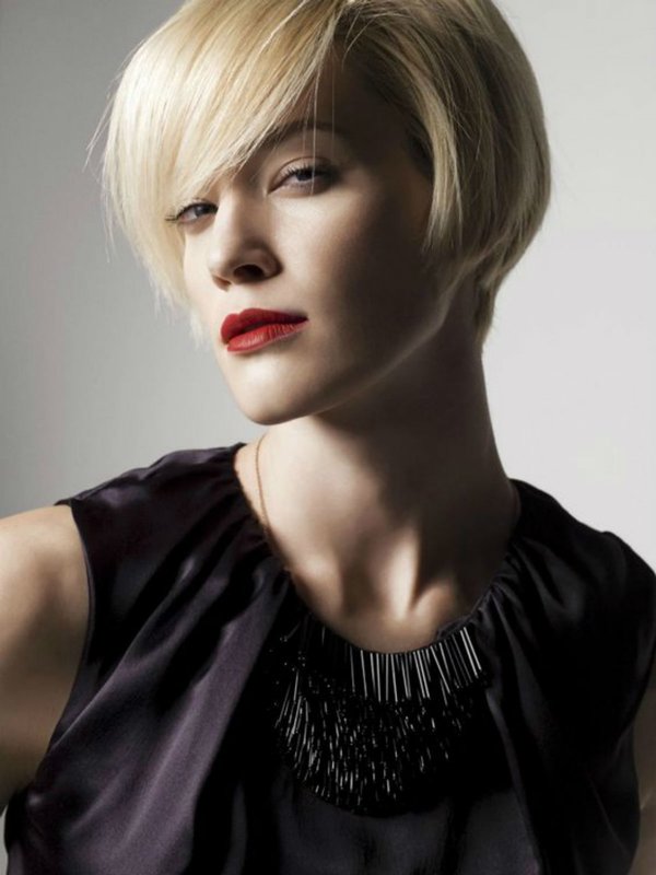 Fille avec un caret et un bang incliné Fille avec un caret et un bang incliné