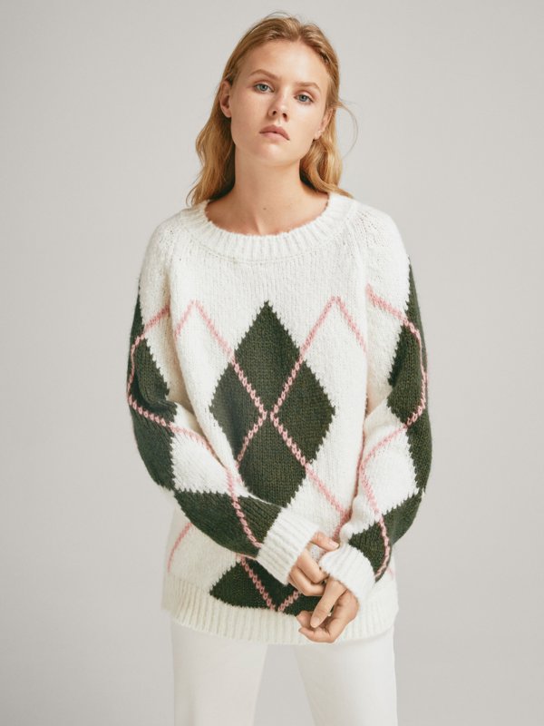Fille dans un pull avec un motif de diamant Fille dans un pull avec un motif de diamant