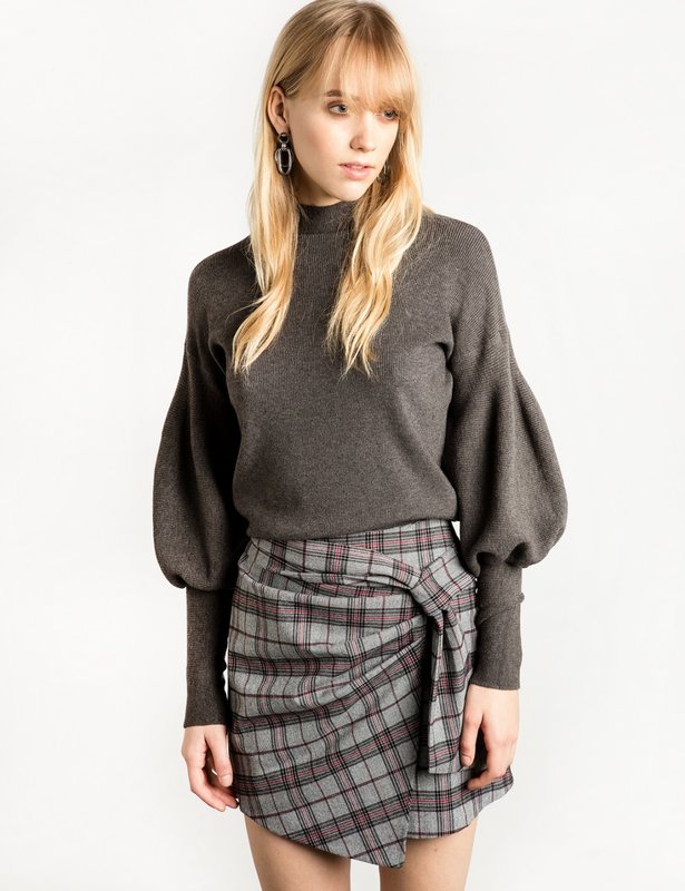 Fille en pull à manches bouffantes Fille en pull à manches bouffantes