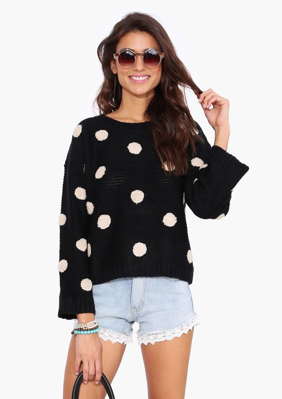 Fille dans un pull en gros pois et short. Fille dans un pull en gros pois et short.