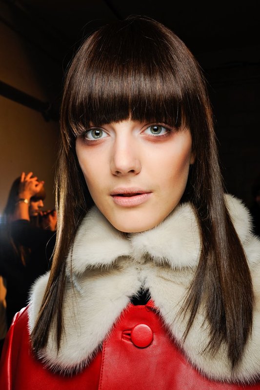 Fille avec une frange arquée et cheveux longs Fille avec une frange arquée et cheveux longs