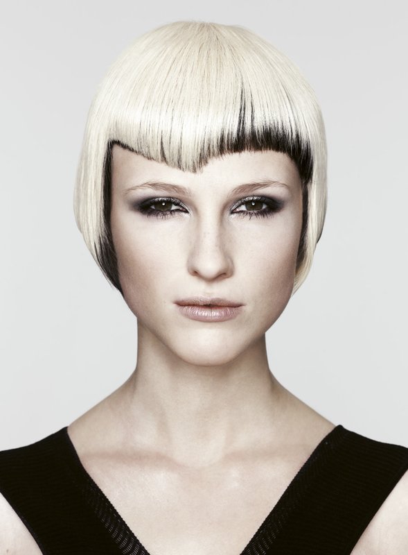 Fille avec coin frange frisée Fille avec coin frange frisée