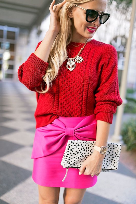 Fille dans un pull rouge et une jupe rose Fille dans un pull rouge et une jupe rose