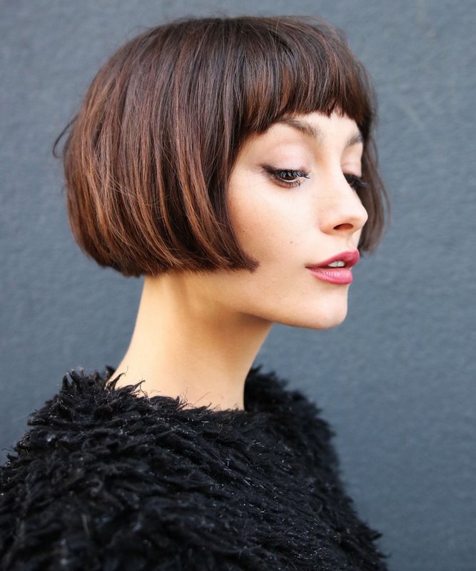 Fille avec une frange ovale Fille avec une frange ovale